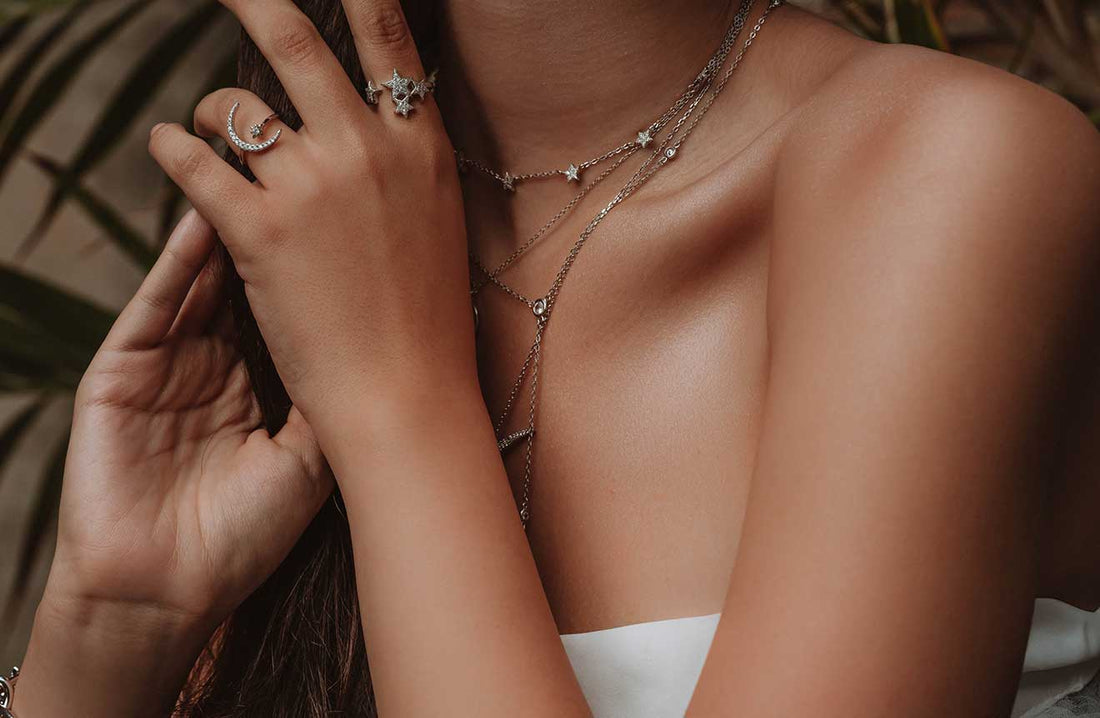Cómo combinar collares, aros y pulseras sin recargar tu look